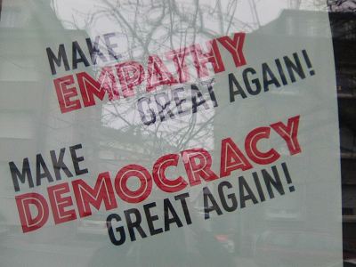 Fake: Une lecture sur l’autoritarisme fascisant (affiche au Kasemattentheater, Bonnevoie) Fake: Une lecture sur l’autoritarisme fascisant (affiche au Kasemattentheater, Bonnevoie)