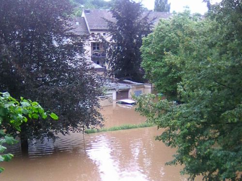 Indondations 2021: Une voiture submergée jusqu'au toit, montrant l'ampleur de la catastrophe