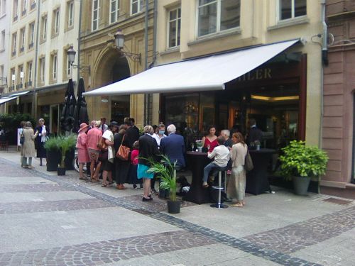 Tandis qu'à Echternach, les gens luttenent contre l'inondation, la high society de Luxembourg-City se régale au champagne